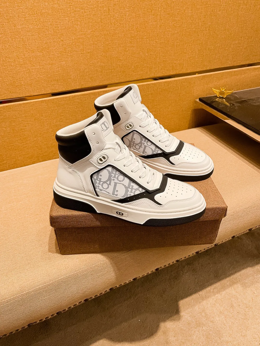 Men's shoes💰 480💰[Dior]🔥 High-end men's shoes brand official website 1:1 latest masterpiece: the upper is made of Italian imported first-layer cowhide with a comfortable and breathable lining➕original non-slip and wear-resistant outsole🔥, making walking more convenient and comfortable! An exclusive new model, a stunning work, a beautiful 1:1 replica [color] compared to the official quality! Create a fashionable personality to set off your uniqueness! A must-have for trendy men! Classic 🔥 Size: 38-44 Color: 🔥 2⃣️ colors available 🔥.